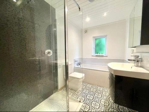Ένα μπάνιο στο Lakeview Lodge Whitecross bay