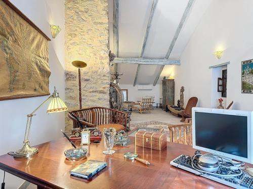 CaderousseにあるDomaine de la Grande Grangeの木製デスク(パソコン付)