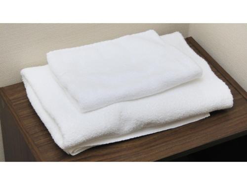 a pile of white towels sitting on a table at Hotel Futaba no Mori - Vacation STAY 56187v in Kiyohashi