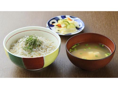 two bowls of rice and a bowl of soup at Hotel Futaba no Mori - Vacation STAY 56187v in Kiyohashi