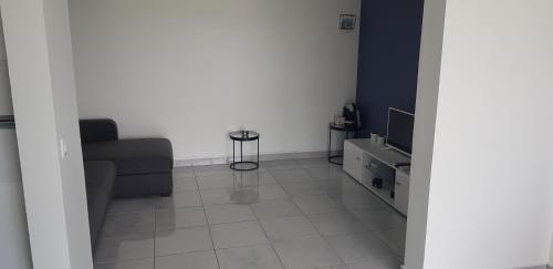 Una televisión o centro de entretenimiento en studio Blue Honey 972