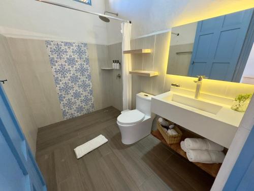 a bathroom with a toilet and a sink and a mirror at Hotel Boutique Casa Encanto Barichara in Barichara