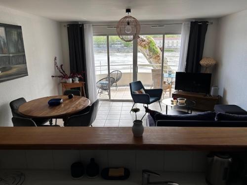 un salon avec un canapé et une table dans l'établissement Blue**** Vue exceptionnelle sur le Rhône, à Tain-lʼHermitage