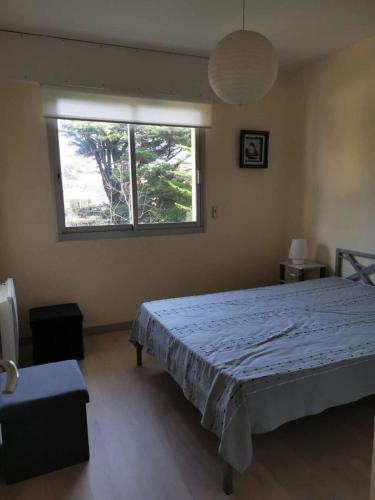 une chambre avec un grand lit et une fenêtre dans l'établissement Résidence Andréa Doria - Location de Vacances - PORNICHET - T3 - FACE PORT MAE-5861, à Pornichet