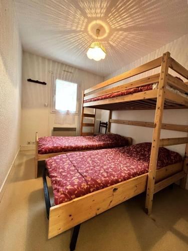 une chambre avec deux lits superposés et une fenêtre dans l'établissement Résidence La Yole - PORNICHET T3 PROCHE PLACE DU MARCHE MAE-7401, à Pornichet