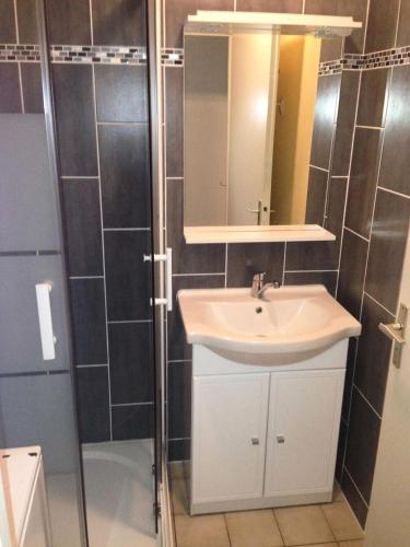 une salle de bain avec un lavabo et une douche avec un miroir dans l'établissement Résidence La Yole - PORNICHET T3 PROCHE PLACE DU MARCHE MAE-7401, à Pornichet