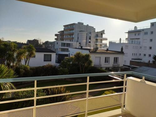 un balcon avec vue sur la ville dans l'établissement Résidence Le Galatée - Location de Vacances - PORNICHET - proche place du marché MAE-7421, à Pornichet