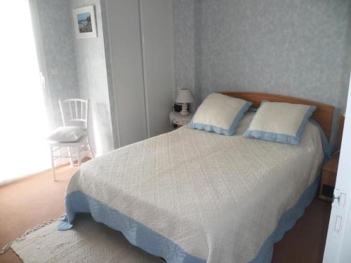 une chambre avec un lit, une chaise et une fenêtre dans l'établissement Résidence Le Galatée - Location de Vacances - PORNICHET - proche place du marché MAE-7421, à Pornichet