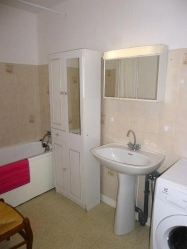une salle de bain avec un lavabo, des toilettes et une baignoire dans l'établissement Résidence Le Welcome - Location de Vacances - PORNICHET - T2 QUARTIER GARE MAE-7431, à Pornichet