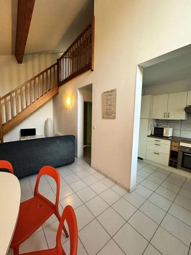 une cuisine et un salon avec une table et des chaises dans l'établissement Résidence Pie-11-pornichet - Location de Vacances - PORNICHET - Maison-057-60629 MAE-7441, à Pornichet