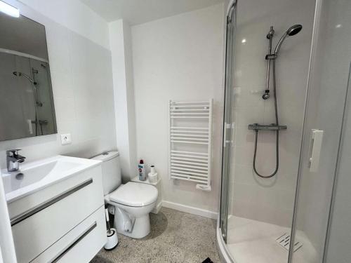 une salle de bain avec une douche, des toilettes et un lavabo dans l'établissement Résidence Pie-11-pornichet - Location de Vacances - PORNICHET - Maison-057-60629 MAE-7441, à Pornichet