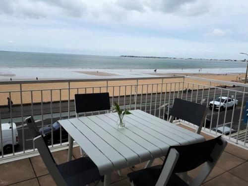 Photo de la galerie de l'établissement Résidence Le Sloop - Location de Vacances - PORNICHET - Appartement Face Mer MAE-7471, à Pornichet