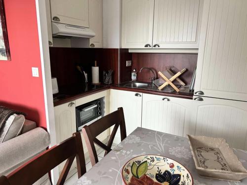 une petite cuisine avec une table et un évier dans l'établissement Résidence Ker Juliette - PORNICHET - KER JULIETTE MAE-7511, à Pornichet