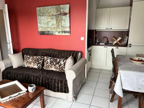 un salon avec un canapé et une table dans l'établissement Résidence Ker Juliette - PORNICHET - KER JULIETTE MAE-7511, à Pornichet