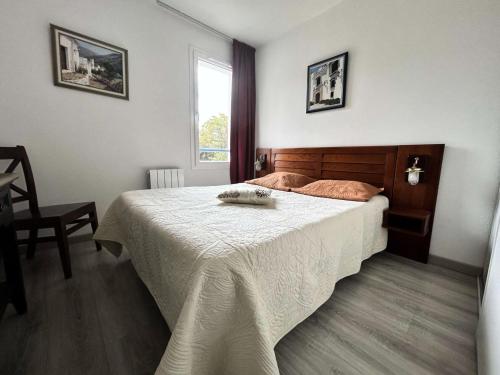 une chambre avec un lit avec une table et une fenêtre dans l'établissement Résidence Ker Juliette - PORNICHET - KER JULIETTE MAE-7511, à Pornichet