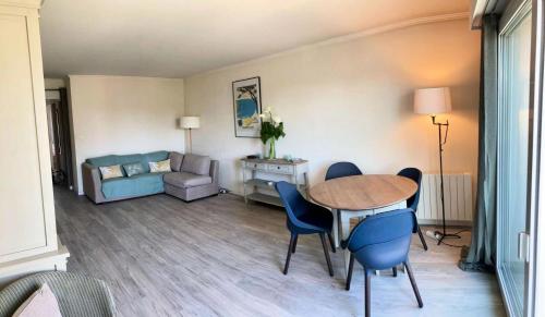 un salon avec une table, des chaises et un canapé dans l'établissement Résidence Le Brahms - PORNICHET - PROCHE PLAGE ET COMMERCES MAE-7521, à Pornichet