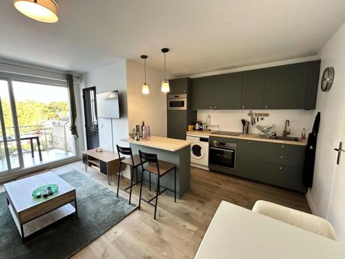 une cuisine et un salon avec une table et des chaises dans l'établissement Résidence Le Monaco - PORNICHET - APPARTEMENT VUE MER MAE-7531, à Pornichet