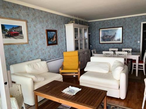 - un salon avec deux canapés blancs et une table dans l'établissement Résidence Casa Del Mar - Location de Vacances - LA BAULE FACE MER MAE-0391, à La Baule