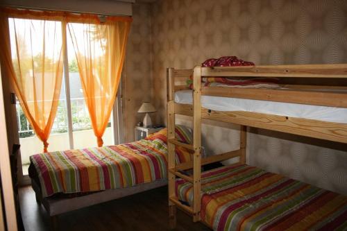 une chambre avec deux lits superposés et une fenêtre dans l'établissement Résidence Casa Del Mar - Location de Vacances - LA BAULE FACE MER MAE-0391, à La Baule