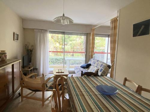 - un salon avec un lit, une table et une chaise dans l'établissement Résidence Bel Air - PORNICHET CENTRE VILLE proche commerce et plage MAE-2441, à Pornichet