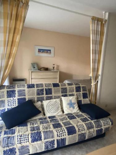 - une chambre avec un lit bleu et blanc et des oreillers dans l'établissement Résidence Bel Air - PORNICHET CENTRE VILLE proche commerce et plage MAE-2441, à Pornichet