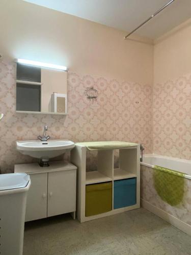 une salle de bain avec un lavabo et une baignoire dans l'établissement Résidence Bel Air - PORNICHET CENTRE VILLE proche commerce et plage MAE-2441, à Pornichet