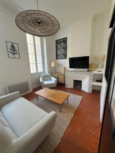 un salon avec un canapé et une table dans l'établissement Sous Notre Dame à 5 min du Vieux Port, à Marseille
