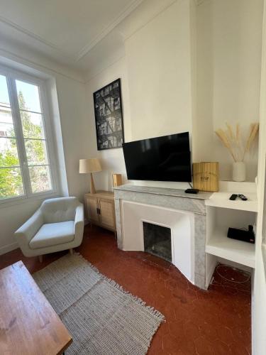 Il comprend un salon doté d'une cheminée et d'une télévision à écran plat. dans l'établissement Sous Notre Dame à 5 min du Vieux Port, à Marseille