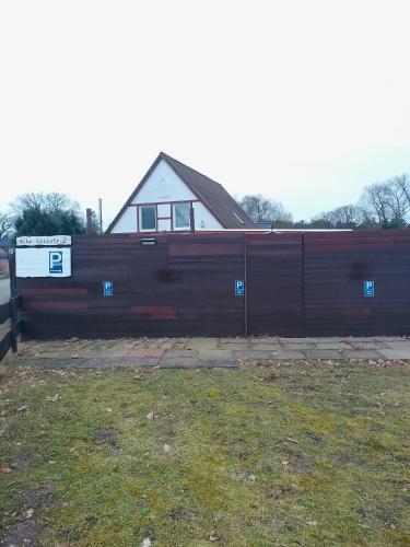 a wooden fence in front of a house at Privatzimmer Zur alten Salzstraße in Schnakenbek