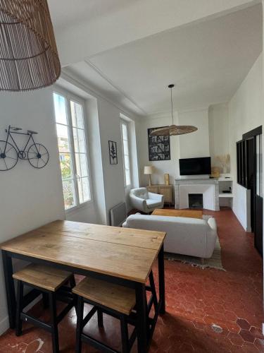 un salon avec une table et un canapé dans l'établissement Sous Notre Dame à 5 min du Vieux Port, à Marseille