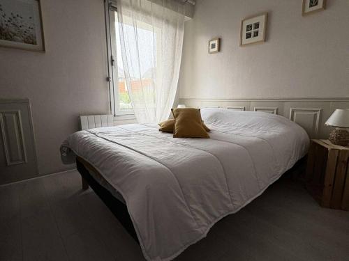 un lit dans une chambre avec une fenêtre dans l'établissement Résidence Le Gyserol - PORNICHET - Appartement 2 pièces à 200m de la plage pour 5 personnes MAE-0671, à Pornichet