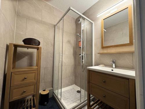 une salle de bain avec douche et lavabo dans l'établissement Résidence Le Gyserol - PORNICHET - Appartement 2 pièces à 200m de la plage pour 5 personnes MAE-0671, à Pornichet