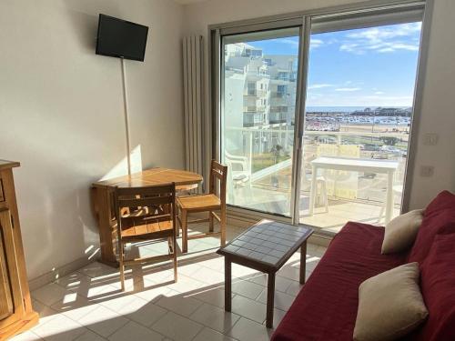 - un salon avec une table et un bureau avec vue dans l'établissement Résidence Les Marines - Location de Vacances - PORNICHET - T2 FACE MER - QUARTIER OCEANES MAE-2891, à Pornichet