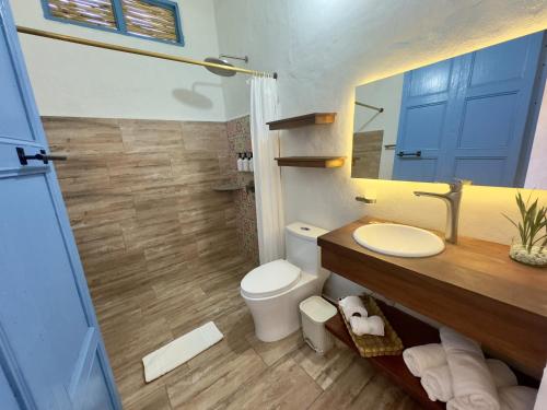 a bathroom with a toilet and a sink and a mirror at Hotel Boutique Casa Encanto Barichara in Barichara