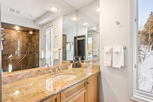 Ένα μπάνιο στο Chamonix 40, Snowmass Ski-In/Ski-Out Condo w/Shared Pool & Hot Tub/Free WiFi