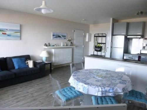 une cuisine et un salon avec une table et des chaises dans l'établissement Résidence Nau-24-pornichet - Location de Vacances - PORNICHET - T3 FACE MER MAE-2911, à Pornichet