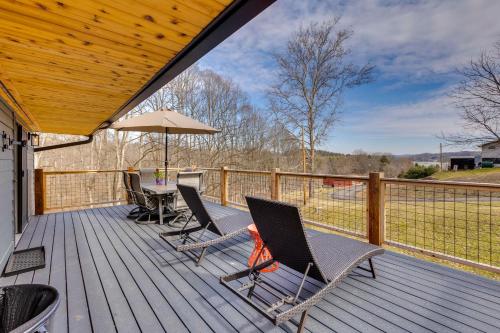 Μπαλκόνι ή βεράντα στο 1 Mi to Marina Cabin with Views Near Atwood Lake!
