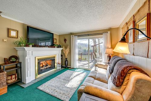 Ruang duduk di Lakefront Cabin Retreat with Dock in Robbinsville!