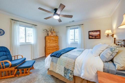 Katil atau katil-katil dalam bilik di Lakefront Cabin Retreat with Dock in Robbinsville!