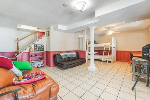 Χώρος καθιστικού στο Waterfront Home with Boat Dock and Sunroom in Gardiner