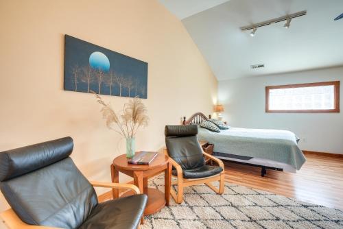 Una cama o camas en una habitación de Quiet and Idyllic Studio Near Glen Helen Preserve