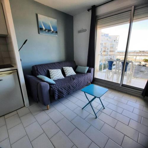 un salon avec un canapé et une table dans l'établissement Résidence Les Marines - PORNICHET APPARTEMENT FACE MER MAE-9681, à Pornichet