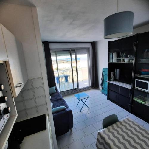 - un petit salon avec un canapé et une fenêtre dans l'établissement Résidence Les Marines - PORNICHET APPARTEMENT FACE MER MAE-9681, à Pornichet