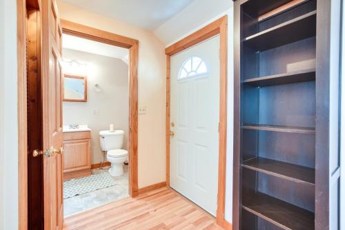 Un baño de Quiet and Idyllic Studio Near Glen Helen Preserve