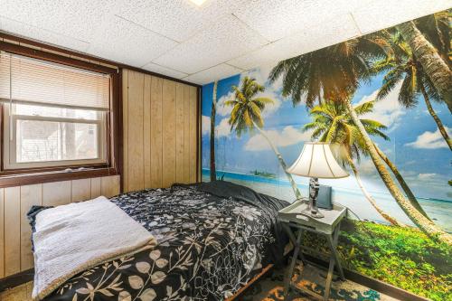 オーシャン・パインズにあるSpacious Family Home 9 Mi to Ocean City Boardwalkのヤシの木の壁画が壁に施されたベッドルーム