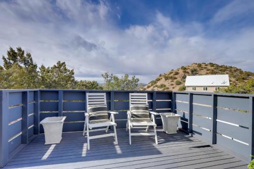 Balkoni atau teres di Dog-Friendly Home with Fenced Yard in Los Cerrillos
