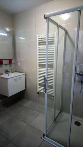 une salle de bain avec douche et lavabo dans l'établissement Résidence Estelle - PORNICHET - SAINTE MARGUERITE - STUDIO MAE-9711, à Pornichet