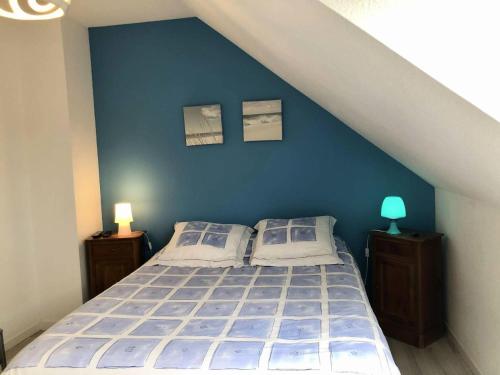 une chambre avec un lit avec un mur bleu dans l'établissement Résidence Le Trimaran - Location de Vacances - PORNICHET - APPARTEMENT QUARTIER BONNE SOURCE MAE-2931, à Pornichet