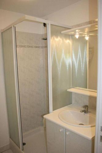 une salle de bain blanche avec une douche et un lavabo dans l'établissement Résidence Le Trimaran - Location de Vacances - PORNICHET - APPARTEMENT QUARTIER BONNE SOURCE MAE-2931, à Pornichet