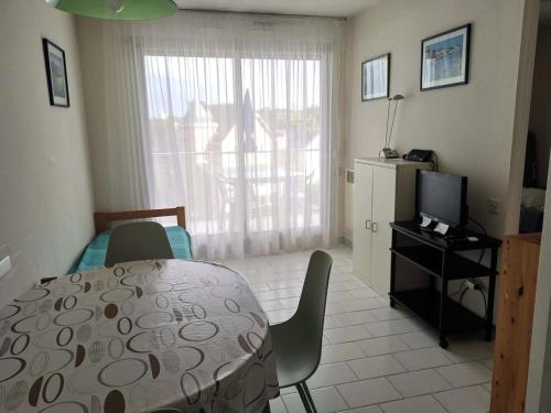 un salon avec une table et une télévision ainsi qu'une chambre dans l'établissement Résidence Les Marines - Location de Vacances - PORNICHET - Quartier des Océanes MAE-9691, à Pornichet